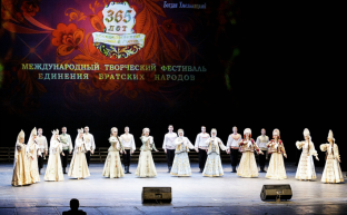 Беречь братство народов, овеянное идеалами Октября!
