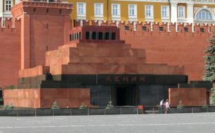 Недопустимо скрывать Мавзолей В.И. Ленина за любого вида драпировкой
