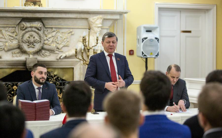 Дмитрий Новиков вручил дипломы слушателям 39-го потока в Центре политической учебы ЦК КПРФ