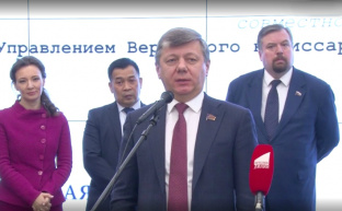 Дмитрий Новиков принял участие в открытии выставки «Вдали от дома»