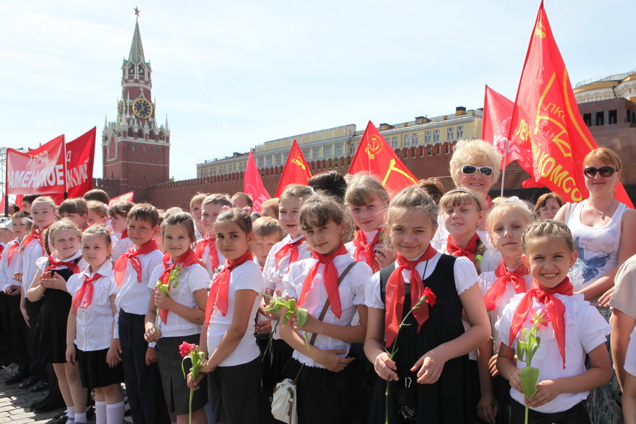 Картина прием в пионеры