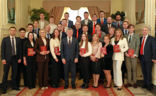 Дмитрий Новиков вручил дипломы выпускникам Центра политической учебы ЦК КПРФ