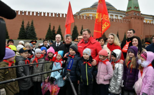 «Время первых». Коммунисты возложили цветы к могилам советских покорителей космоса у Кремлевской стены