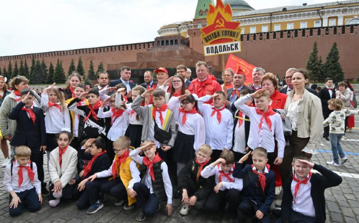 В Москве на Красной площади состоялась торжественная линейка и прием в пионеры