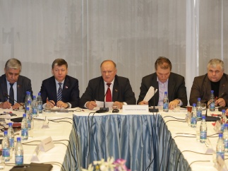 Парламентарии-коммунисты разных стран встретились за "круглым столом" в Москве 