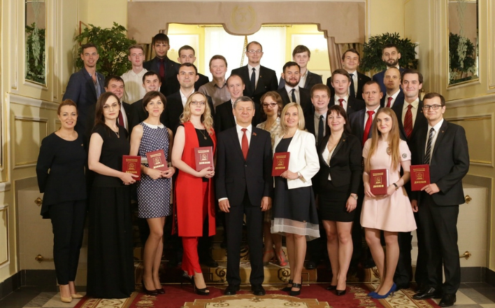 Дмитрий Новиков вручил дипломы выпускникам Центра политической учебы