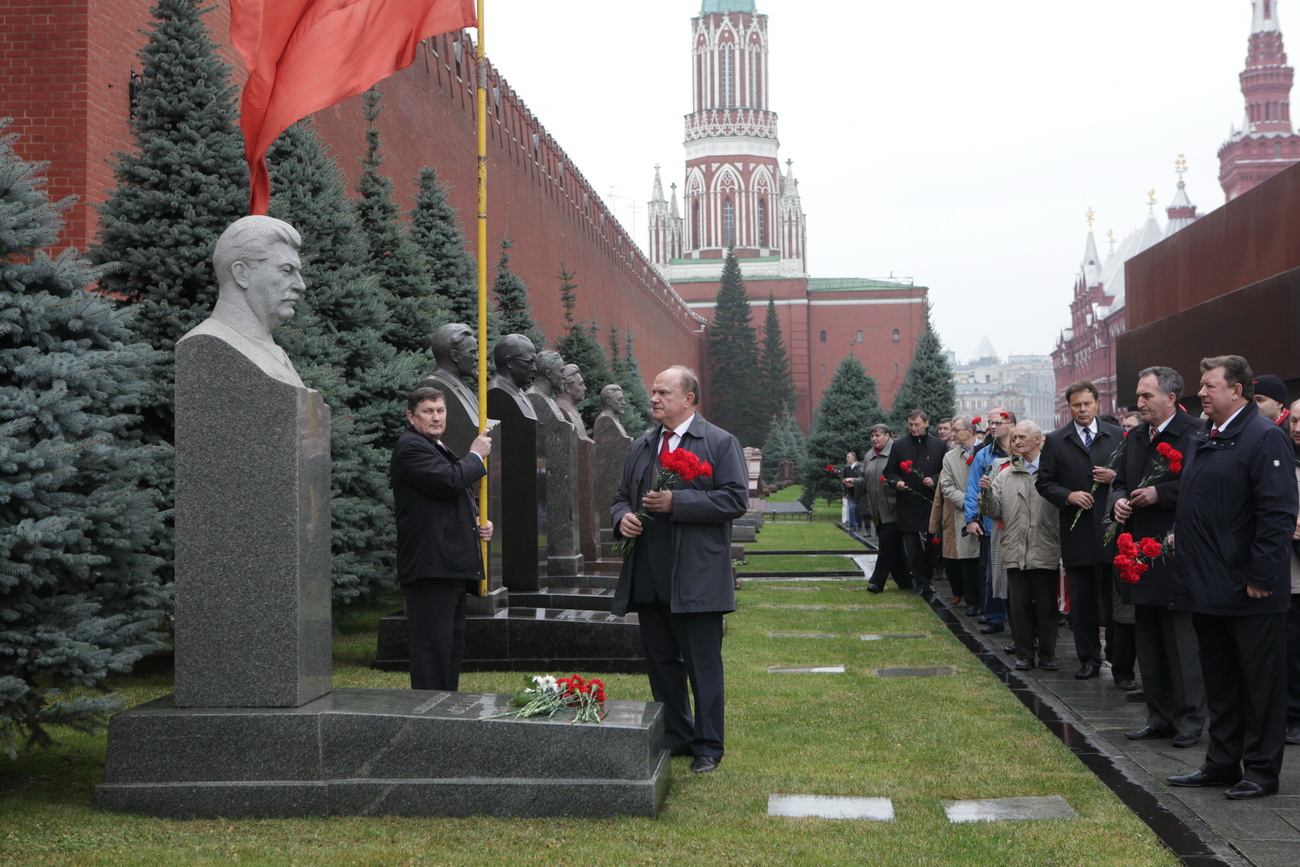 Советские солдаты маршем прошли у мавзолея ленина. Мавзолей Зюганов. Цветы к мавзолею Ленина Зюганов. Возложение цветов к мавзолею. Возложение цветов Ленину.