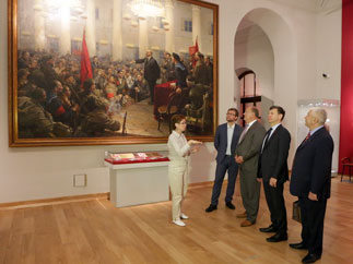 Г.А. Зюганов посетил выставку, посвященную жизни и деятельности В.И.Ленина и И.В.Сталина