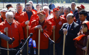 В подмосковном совхозе имени Ленина КПРФ посадила «Сад Победы - Сад жизни»